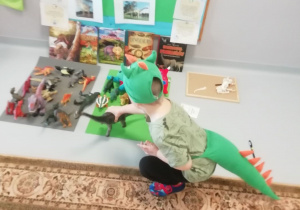 Chłopiec w stroju dinozaura